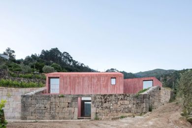 Imagem de casa moderna dentro de ruinas